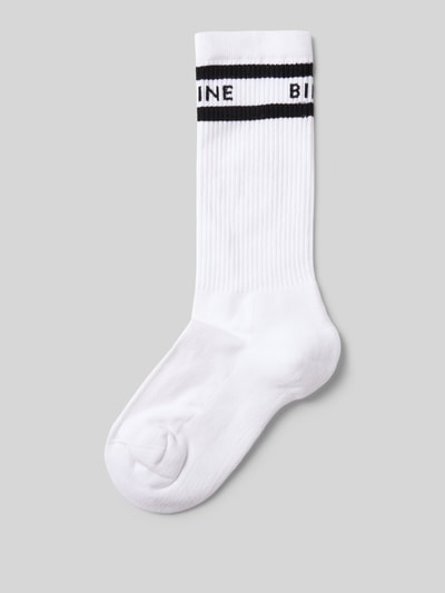 Produktfoto, Socken aus Baumwoll-Mix von Anine Bing in Weiß mit Ripp-Optik, Kontraststreifen und Label-Print, elastisches Bündchen