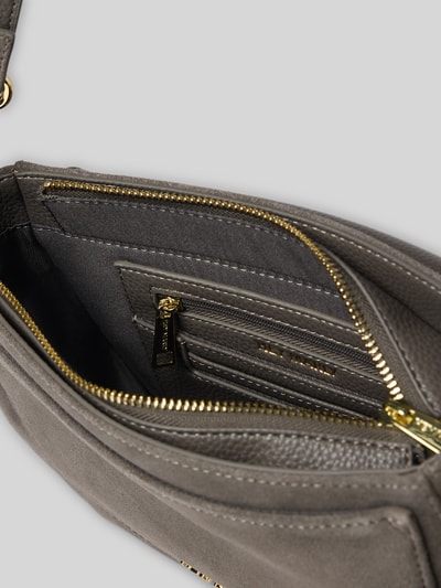 Produktfoto, Crossbody Bag aus reinem Kalbsleder Modell 'Big Sister' von Hey Marly mit Reißverschluss und Logo-Detail, Innenansicht, neutrale Erdtöne