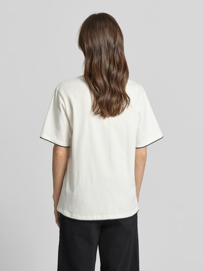 Frauenmodel trägt T-Shirt mit Rundhalsausschnitt und Stitchings von FREE/QUENT in Weiß, entspannte Passform, reine Baumwolle, Ganzkörperansicht Rückansicht.