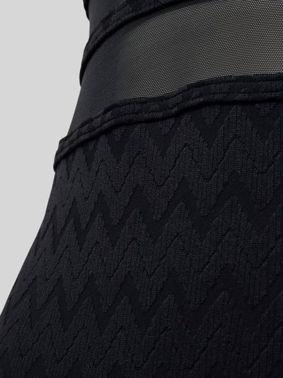 Produktfoto, Detailaufnahme vom schwarzen Badeanzug mit Strukturmuster, Modell 'EIVISSA' von DORINA, Material-Mix mit Stretch-Anteil