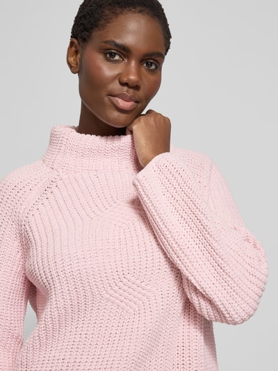 Kobiece modelka nosi Sweter z dzianiny z gruby ścieg, stójka, krój regular fit, monari, Model 'Basic Chenille', różowy, zbliżenie górnej części ciała.