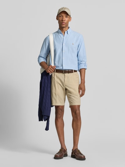 Männermodel trägt Regular Fit Freizeithemd aus reiner Baumwolle von Polo Ralph Lauren in Hellblau mit Streifen, Ganzkörperansicht von vorne.