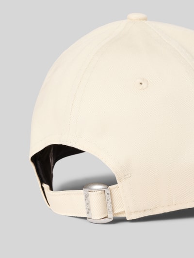 Produktfoto, Base Cap mit Motiv-Stitching von New Era aus bawełna, curved visor, wyhaftowany motyw, wyhaftowane logo, kolor jasny, zbliżenie na tył