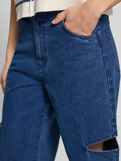 Frauenmodel trägt Barrel Jeans mit seitlichen Cut Outs von Karo Kauer, Reine Baumwolle, Loose-Fit, 5-Pocket-Design, Nahaufnahme Oberschenkel.