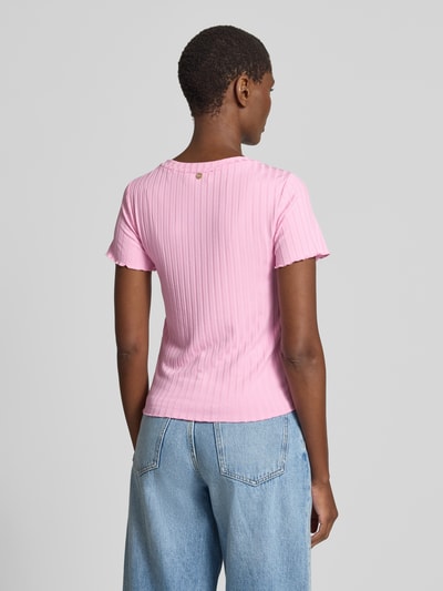 Frauenmodel trägt T-Shirt aus Viskose-Mix in Ripp-Optik von Rich & Royal, Slim-Fit, Rundhalsausschnitt, Rückenlänge 51 cm, Rückenansicht.