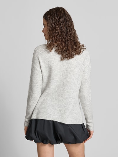 ONLY sweter krój regular fit z dekoltem w serek model 'CAMILLA' Jasnoszary melanż 5