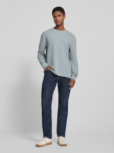 Männermodel trägt Regular Fit Langarmshirt aus Baumwoll-Mix Modell 'WE-TEMPEST' von BOSS Orange, Optik: Unifarben, Feinripp, Ganzkörperansicht von vorne.
