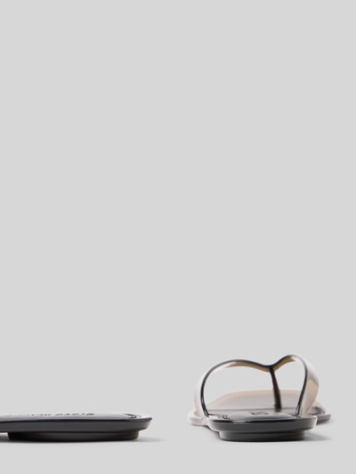 Produktfoto, Zehentrenner mit kleinem Blockabsatz von Steve Madden, Optik: Unifarben/Transparent, Schuhspitze: Abgerundet, Absatzform: kleiner Blockabsatz, Applikation: Label-Print, Sohle: Leicht strukturiert.