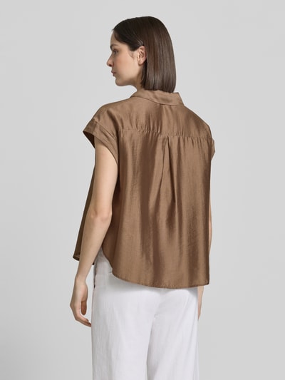 Frauenmodel trägt Regular Fit Bluse aus Lyocell-Mix Modell 'Zamin' von Someday, braun, verdeckte Knopfleiste, Rückenansicht, Ganzkörperansicht Rückansicht.