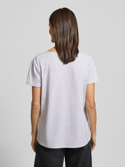 Modelka prezentuje T-shirt mit Label-Print od miss goodlife z bawełny, luźny krój, dekolt w serek, długość tyłu 65 cm, całkowity tył