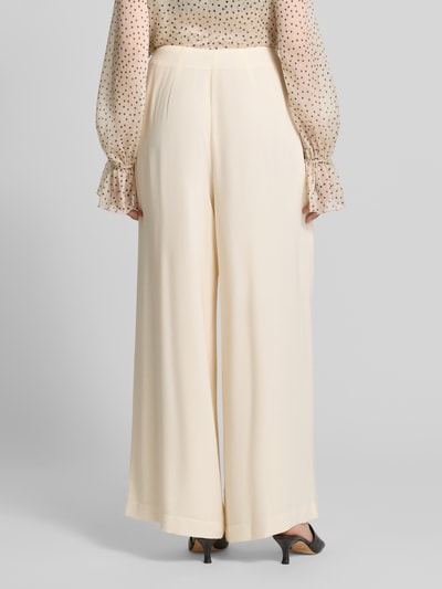 Frauenmodel trägt Weite Hose mit Bundfalten von s.Oliver BLACK LABEL, Optik: Unifarben, Passform: Wide Leg, Materialverarbeitung: Chiffon, Ganzkörperansicht Rückansicht.