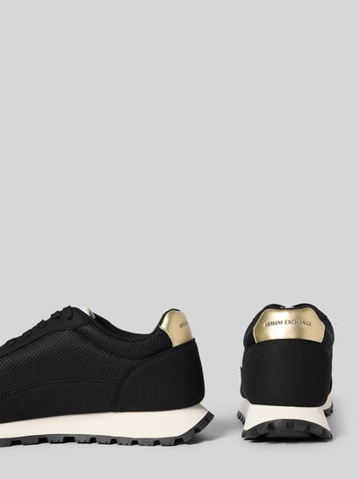 Productfoto, Sneaker met labeldetail model 'DROP' van ARMANI EXCHANGE voor heren, afgeronde punt, vetersluiting, rubberzool, hakhoogte maat 45: 2 cm, schachthoogte maat 45: 9 cm, schachtbreedte maat 45: 9 cm, zwart met gouden details, textuur van glad materiaal en mesh