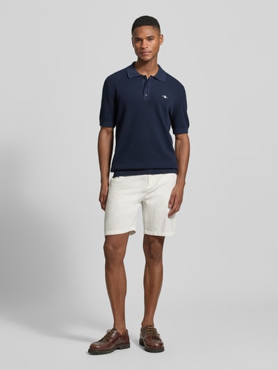 Męskimodel nosi Regular Fit Poloshirt mit Label-Stitching von Gant z bawełny, kołnierzyk polo, krój regular fit, długość tyłu 68 cm, Ganzkörperansicht von vorne