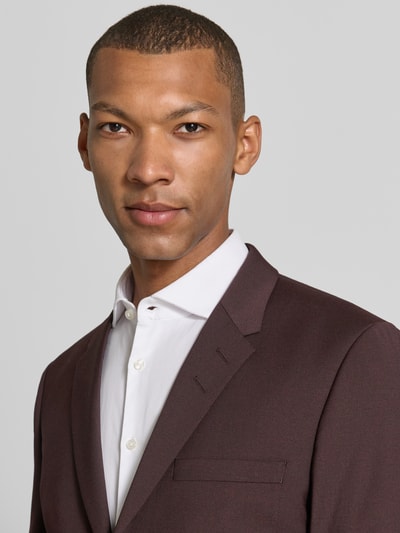 Männermodel trägt Regular Fit Sakko mit Woll-Anteil Modell 'Jamie' von Tiger of Sweden, bordeaux, glatte Textur, Nahaufnahme Oberkörper.