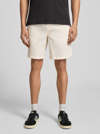 Männermodel trägt Shorts mit Strukturmuster Modell 'JAIDEN' von Jack & Jones im Regular-Fit Material-Mix, Bundweite 41 cm, Ganzkörperansicht von vorne.