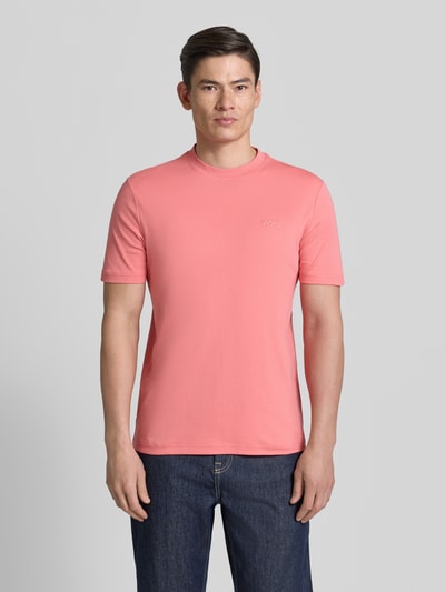Männermodel trägt Regular Fit T-Shirt aus reiner Baumwolle Modell 'TE_INTERLOCK' von BOSS Orange, Optik: Unifarben, Ganzkörperansicht von vorne.
