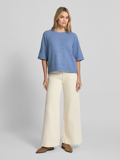 Kobiece model prezentuje Loose-Fit Pullover mit 3/4-Arm od Soyaconcept, jasnoniebieski sweter, kremowe szerokie spodnie, pełny widok z przodu