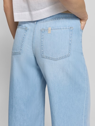 Vrouwenmodel draagt Wide Leg Jeans model 'FLARE' van Liu Jo White, lichtblauw, mix van katoen en lyocell, steekzakken, binnenbeenlengte 88 cm, bandwijdte 40 cm, detailopname rugaanzicht.