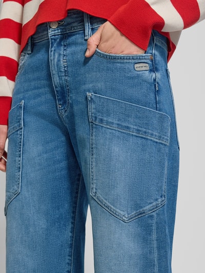 Frauenmodel trägt Barrel Fit Jeans mit aufgesetzten Taschen Modell 'Ida Worker' von GANG, Baumwoll-Mix mit Stretch-Anteil, Nahaufnahme Oberkörper.