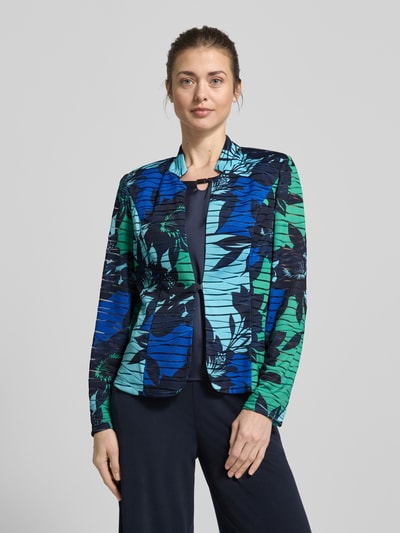 Modelka kobieca nosi Slim Fit Blazer im Allover-Look od Vera Mont ze stretchem, krój slim fit, wzór allover, stójka, kolor granatowo-zielony, widok na cały przód górnej części ciała.