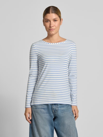Frauenmodel trägt Longsleeve im Allover-Look mit Rundhalsausschnitt von Oui, mieszanka bawełny i micromodalu, krój regular fit, wzór na całej powierzchni, okrągły dekolt, długość tyłu w rozmiarze 36: 60 cm, Ganzkörperansicht von vorne
