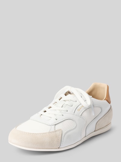 Produktfoto, Sneaker aus Leder mit Label-Detail Modell 'Sperly' von Gant, biały kolor, zaokrąglony nosek, sznurowanie, prawdziwa skóra, wysokość obcasa w rozmiarze 40: 1 cm, wysokość cholewki w rozmiarze 40: 8 cm, szerokość w rozmiarze 40: 8 cm, tekstura gładka i zamszowa