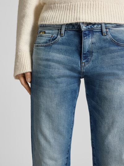 Vrouwenmodel draagt Boyfriend Jeans im Used-Look Modell 'Kate Boyfriend' van G-Star Raw, blauwe wassing, detailopname taille en heupen, katoen-elastaan-mix, met steekzakken.