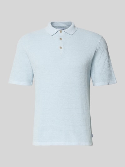 Produktfoto, hellblaues Regular Fit Poloshirt mit Strukturmuster Modell 'GEORGE' von Jack & Jones, Baumwoll-Mix, Knopfleiste, vor grauem Hintergrund