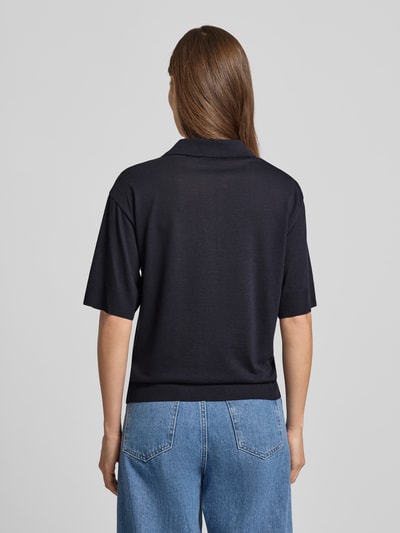 Vrouwenmodel draagt T-Shirt met Polokragen van Windsor in donkerblauw, lyocell-katoenmix, loose fit, geribde boorden, ruglengte 59 cm, volledig rugaanzicht.