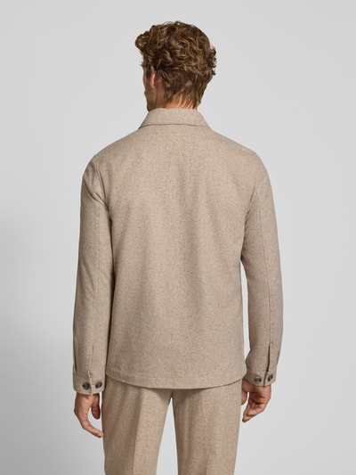 Mężczyznamodel nosi Regular Fit Jacke mit Woll-Anteil von Lindbergh, elastyczna mieszanka materiałów z dodatkiem wełny, wykładany kołnierz, kieszenie na piersi, listwa guzikowa, długość tyłu w rozmiarze M: 72 cm, widok całej sylwetki z tyłu.
