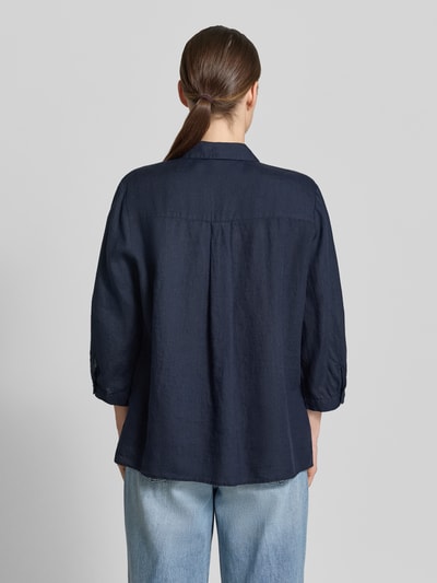 Vrouwenmodel draagt Relaxed Fit linnen blouse met 3/4-mouw model 'Clay' van TONI in donkerblauw, lichte textuur, ruglengte 63 cm, mouwlengte 36 cm, overhemdkraag, verborgen knoopsluiting, model 36, rugaanzicht hele lichaam.