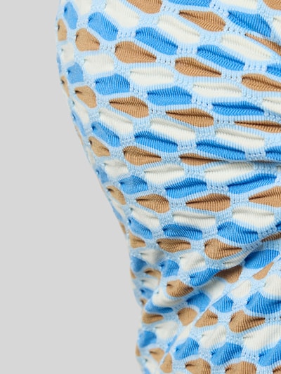 Frauenmodel trägt Slim Fit Badeanzug mit Strukturmuster Modell 'Mala' von Seafolly aus elastischem Nylon-Mix mit Rückenausschnitt, Detailaufnahme.