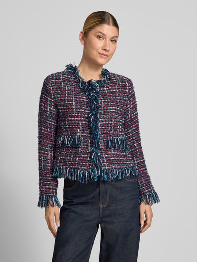 Modelka nosi Regular Fit Blazer mit Fransen von Rich & Royal z mieszanki bawełny, okrągły dekolt, frędzle, granatowo-różowy, Szerokość w rozmiarze S: 40 cm, Długość tyłu w rozmiarze S: 51 cm, Długość rękawów w rozmiarze S: 58 cm, tekstura w stylu żakietowym, widoczna faktura, Ganzkörperansicht von vorne.