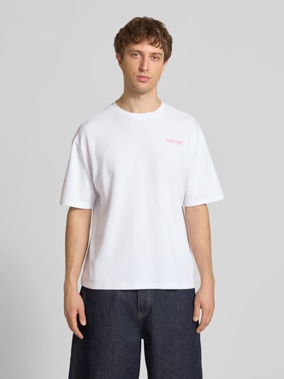 Männermodel trägt Regular Fit T-Shirt aus reiner Baumwolle Modell 'CASPIAN AIRFLEX AMORE' von Only & Sons, Optik: Unifarben, Print-Motiv, Rundhals, Kurzarm, kühlend, atmungsaktiv, feuchtigkeitsregulierend, Ganzkörperansicht von vorne.