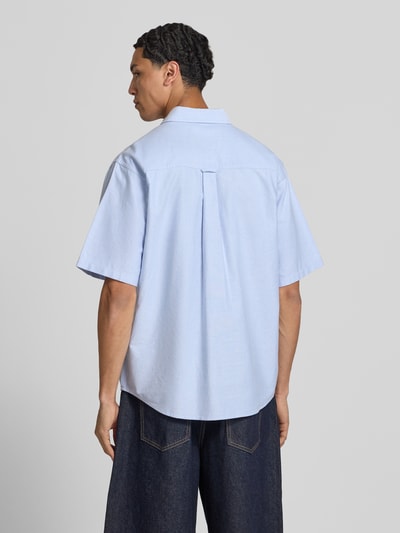 Männermodel trägt Regular Fit Freizeithemd mit Button-Down-Kragen Modell 'Braxton' von Carhartt Work In Progress in Hellblau, Struktur glatte Baumwolle, mit Brusttasche und Label-Stitching; Reine Baumwolle, Rückenlänge 75 cm, Schulterbreite 50 cm, Ärmellänge 28 cm, Ganzkörperansicht Rückansicht.