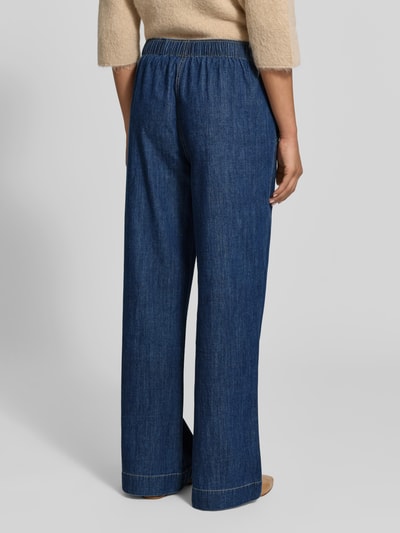 Männermodel trägt Wide Leg Jeans aus reiner bawełna von Juvia, wpuszczane kieszenie, elastyczny pas, tunel, długość wewnętrzna nogawki w rozmiarze S: 81 cm, szerokość w rozmiarze S: 80 cm, widok całej sylwetki z tyłu