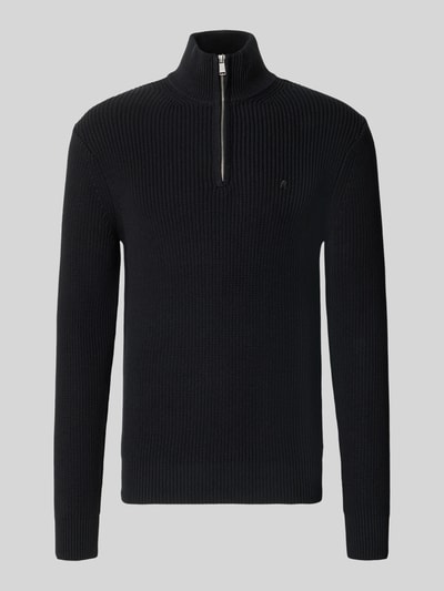 Produktfoto, Slim Fit Pullover aus reiner Baumwolle in Strick-Optik von Replay, schwarzer Troyer-Kragen, feine Rippstruktur, neutrale Studioaufnahme.