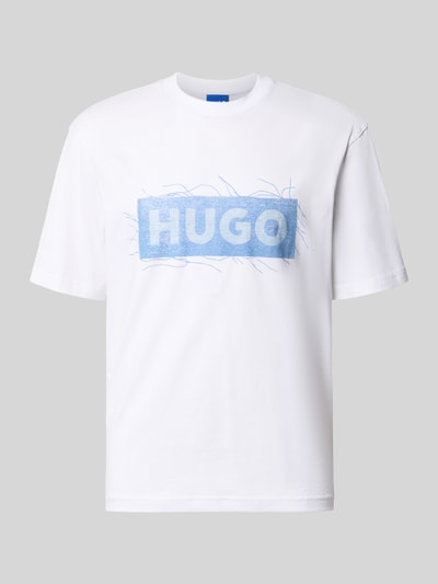 Produktfoto, weißes Regular Fit T-Shirt aus reiner Baumwolle Modell 'Naxter' von HUGO Blue, großer blauer HUGO Schriftzug auf der Brust.