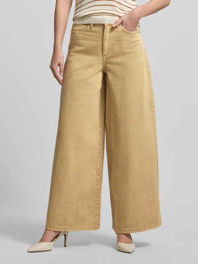Frauenmodel trägt Wide Leg Jeans im 5-Pocket-Design von Stefanel, beige Baumwolle, ausgestellter Schnitt, Nahaufnahme Oberkörper bis Knöchel.