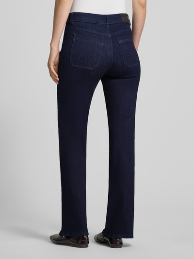 Frauenmodel trägt Straight Fit Jeans aus Baumwoll-Mix von Christian Berg Woman in Dunkelblau, Baumwollstruktur, Eingriff- und Gesäßtaschen, Ganzkörperansicht Rückansicht.