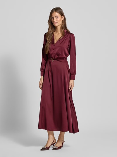 Rinascimento Abendkleid aus Satin mit V-Ausschnitt und Gürtel Bordeaux 1