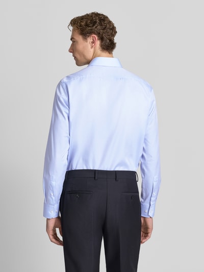 Männermodel trägt hellblaues Regular-Fit Businesshemd aus reiner Baumwolle Modell 'H-JOE-SP' von BOSS, Ganzkörperansicht Rückansicht. Herren Businesshemd von BOSS.