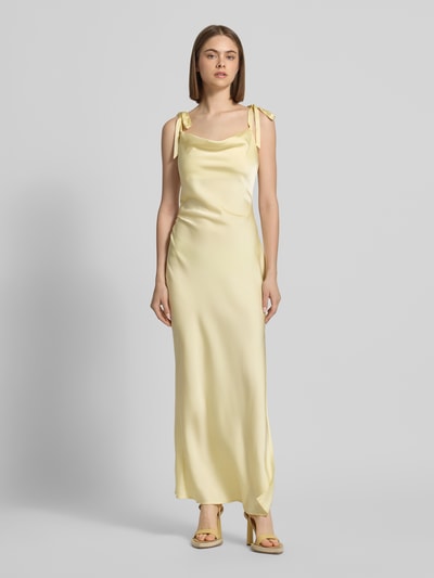Kobiece model prezentuje sukienkę midi z satyny w odcieniu jasnej żółci, krój slim fit, ozdobne kokardki, krój bez rękawów, Slim Fit Midikleid aus Satin Modell 'Maxima' von LeGer by Lena Gercke, długość tyłu w rozmiarze 36: 123 cm, szerokość w rozmiarze 36: 34 cm, całkowity widok z przodu.