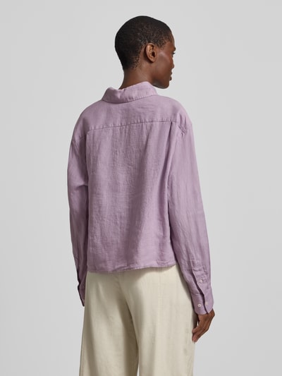 Frauenmodel trägt Relaxed Fit Hemdbluse aus reinem Leinen von Marc O'Polo in zartem Lila, Optik: Unifarben, Ganzkörperansicht Rückansicht.
