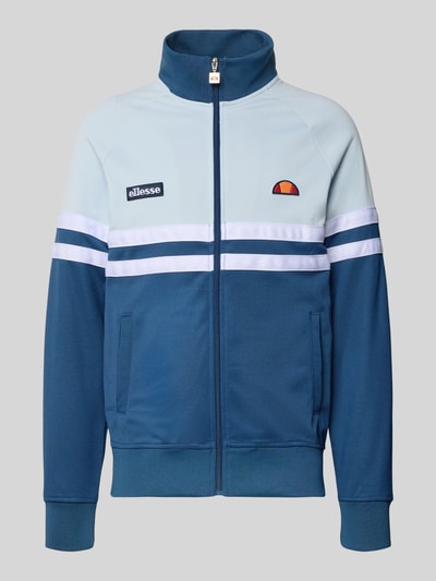 Produktfoto, bluza rozpinana z mieszanki bawełny model 'RIMINI' od Ellesse, prosty krój, stójka, logo, zamek błyskawiczny, wykończenia elastyczne, kolor niebieski z białymi i granatowymi paskami, długość tyłu w rozmiarze m: 71 cm, długość rękawów: 43 cm