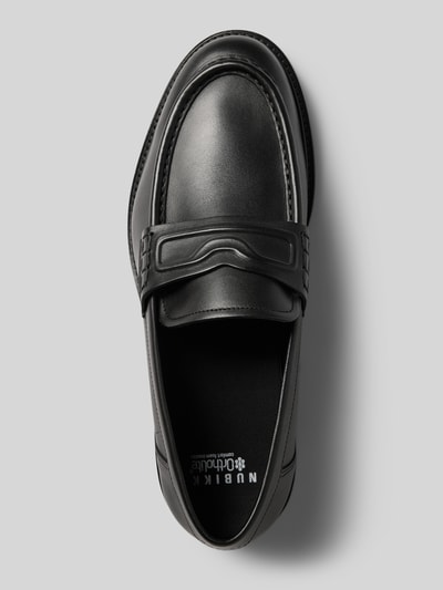 Produktfoto, schwarzer Loafer aus echtem Leder Modell 'Jones Gatsby' von Nubikk, abgerundete Form, Logo-Detail, glatte Textur.