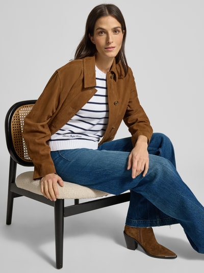 Kobiece modelka nosi Wide Leg Jeans mit Eingrifftaschen von Polo Ralph Lauren, kolor ciemnoniebieski, luźny krój, bawełna z elastanem, widok całej sylwetki z przodu.
