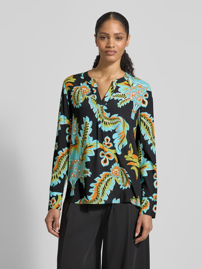 Vrouwenmodel draagt Regular Fit Bluse aus Seide-Elasthan-Mix van HERZENS, tuniekkraag, all-over print, zwarte basis, voorkant volledig zichtbaar.