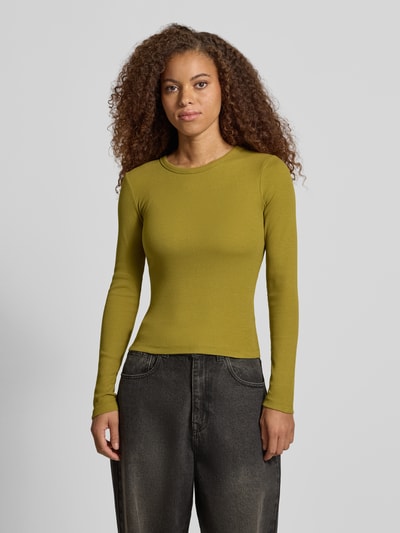 Vrouwenmodel draagt shirt met lange mouwen van mix van katoen en elastaan, skinny fit, ronde hals, riblook Model 'FREYA' van JJXX, ruglengte bij maat S 50 cm, Ganzkörperansicht von vorne.