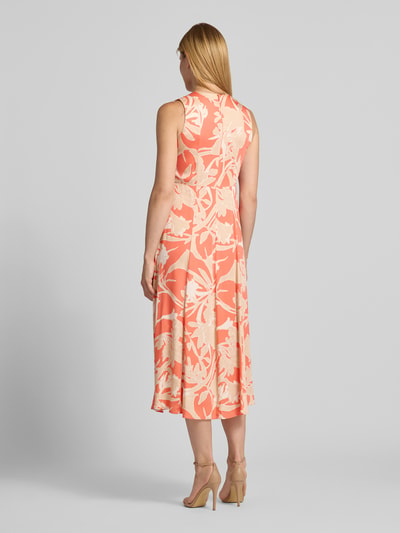 Frauenmodel trägt Midikleid aus Viskose mit Rundhalsausschnitt von Milano Italy, A-Linie, Allover-Look, florale Muster, Ganzkörperansicht Rückansicht.
